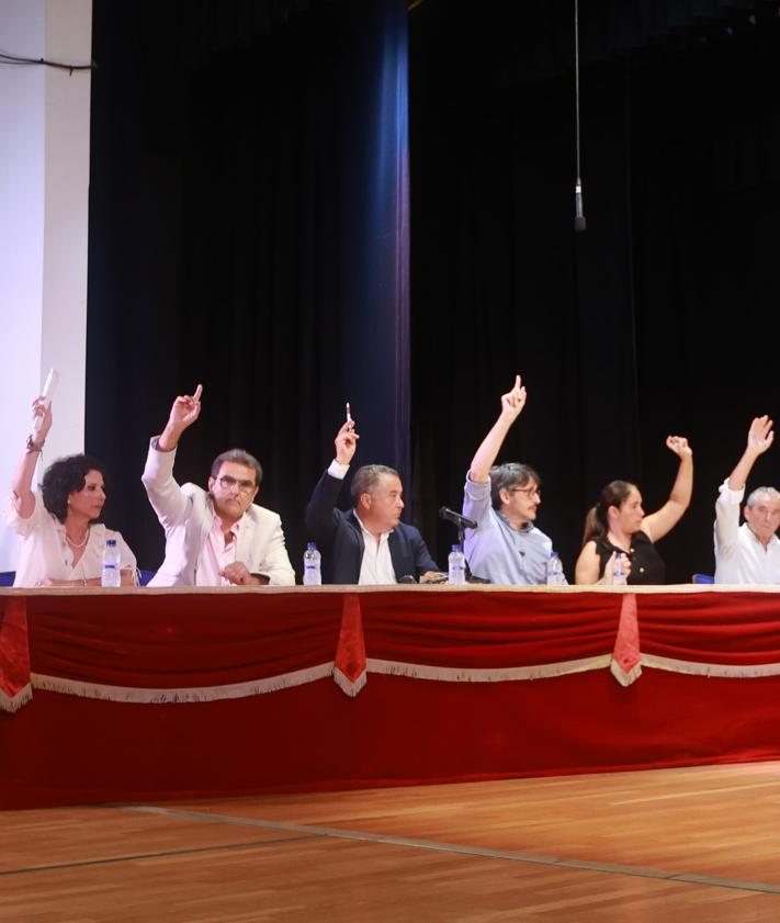 Imagen secundaria 2 - Arriba, Amparo Serrano, ya al mando de la presidencia del pleno municipal. Abajo a la izquierda, los grupos políticos aplauden a la nueva regidora. Abajo a la derecha, los socialistas votan a favor de su candidata.