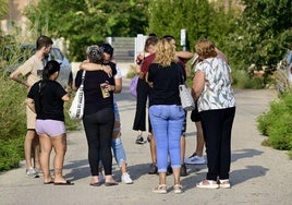 Familiares del hombre apuñalado en Alquerías, este martes, en las inmediaciones del lugar donde ocurrió el suceso.