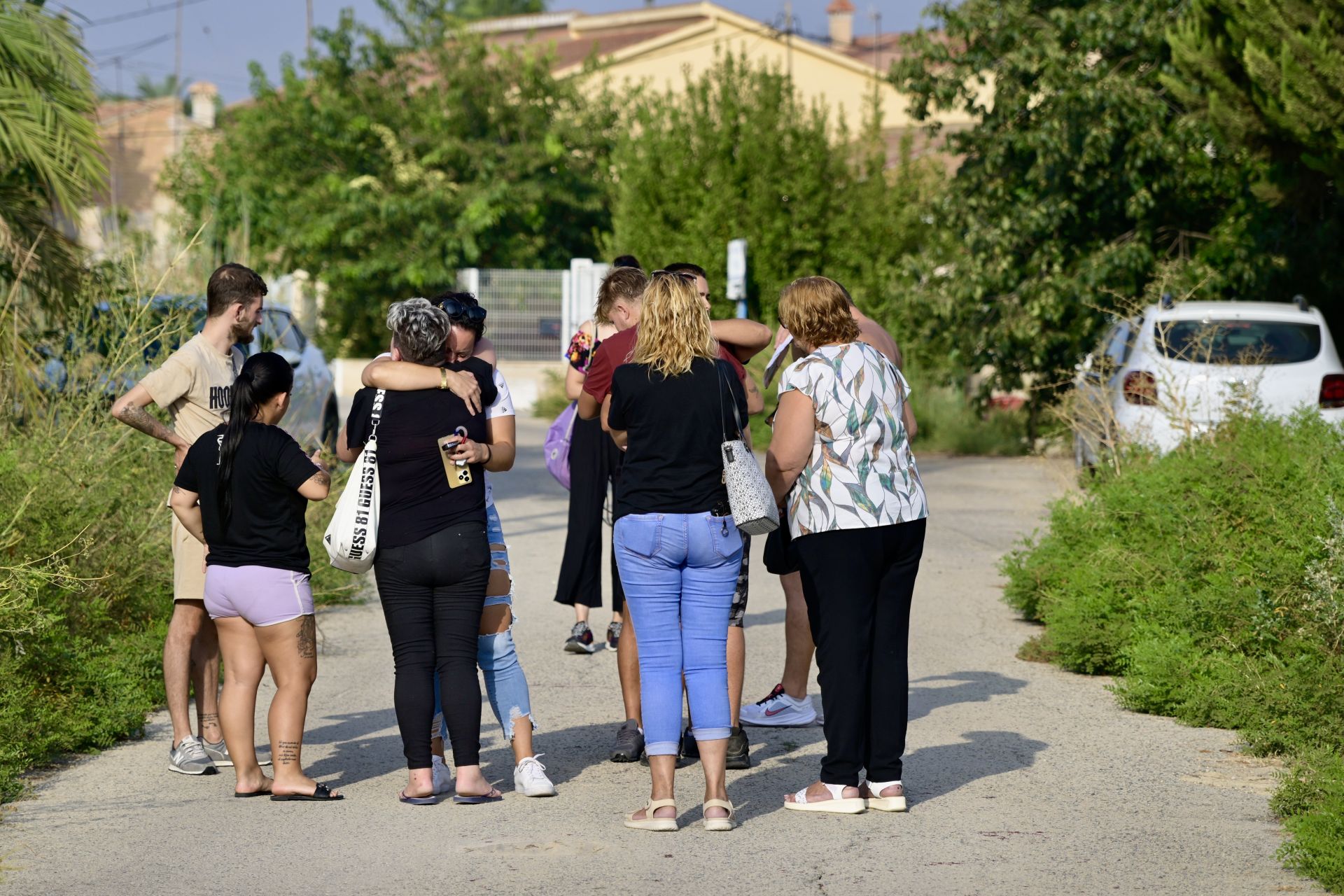 Familiares del hombre apuñalado en Alquerías, este martes, en las inmediaciones del lugar donde ocurrió el suceso.