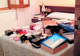 Una habitación revuelta, tras el paso de los ladrones.