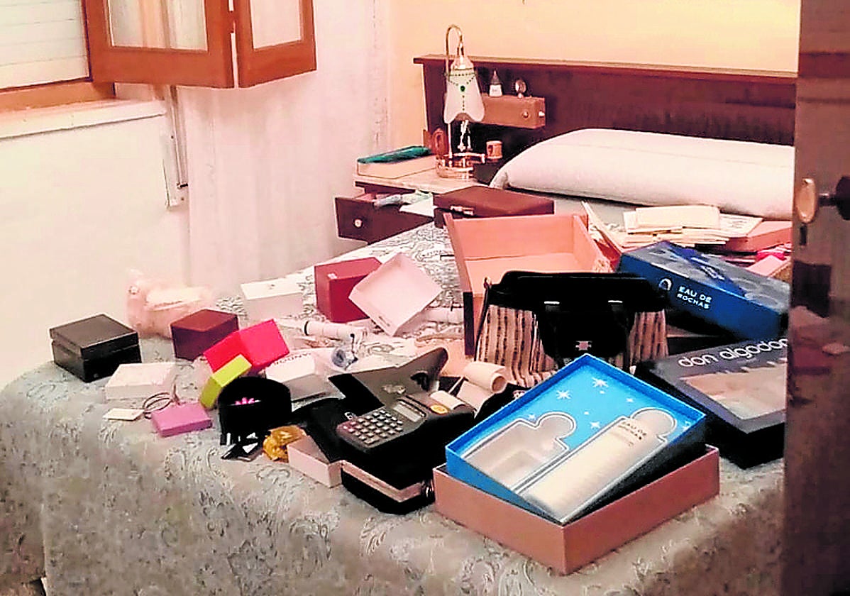 Una habitación revuelta, tras el paso de los ladrones.