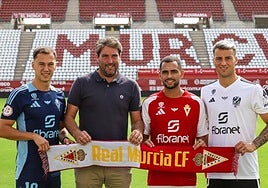 Asier Goiria presenta a los tres últimos fichjes del Real Murcia, de izquierda a derecha, Kenneth Soler, Moha Moukhliss y Raúl Alcaina.