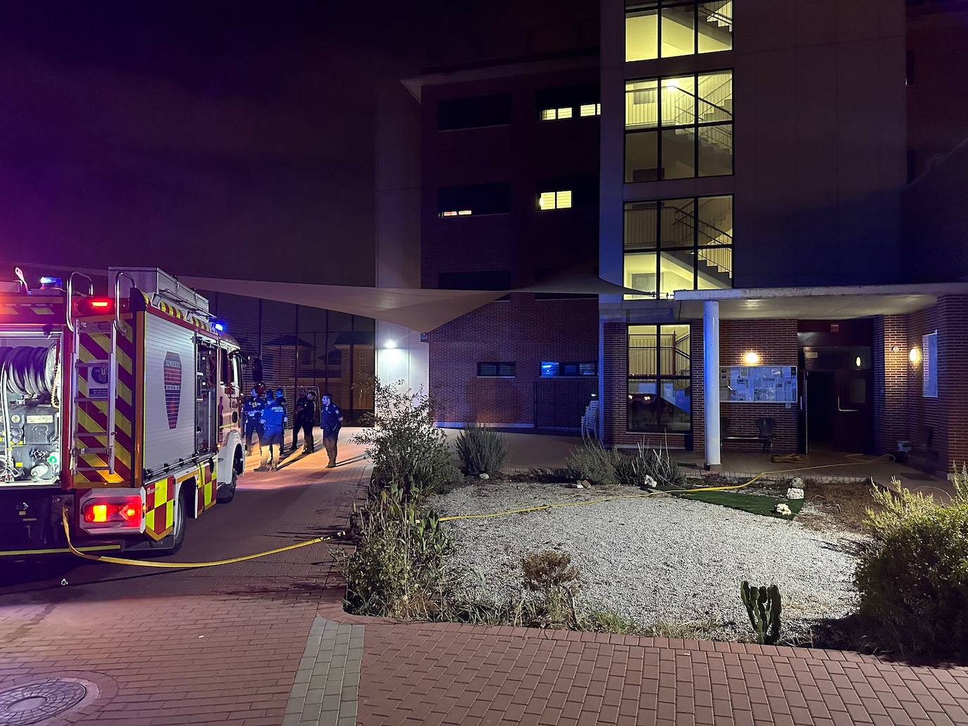 Bomberos en el lugar del suceso.