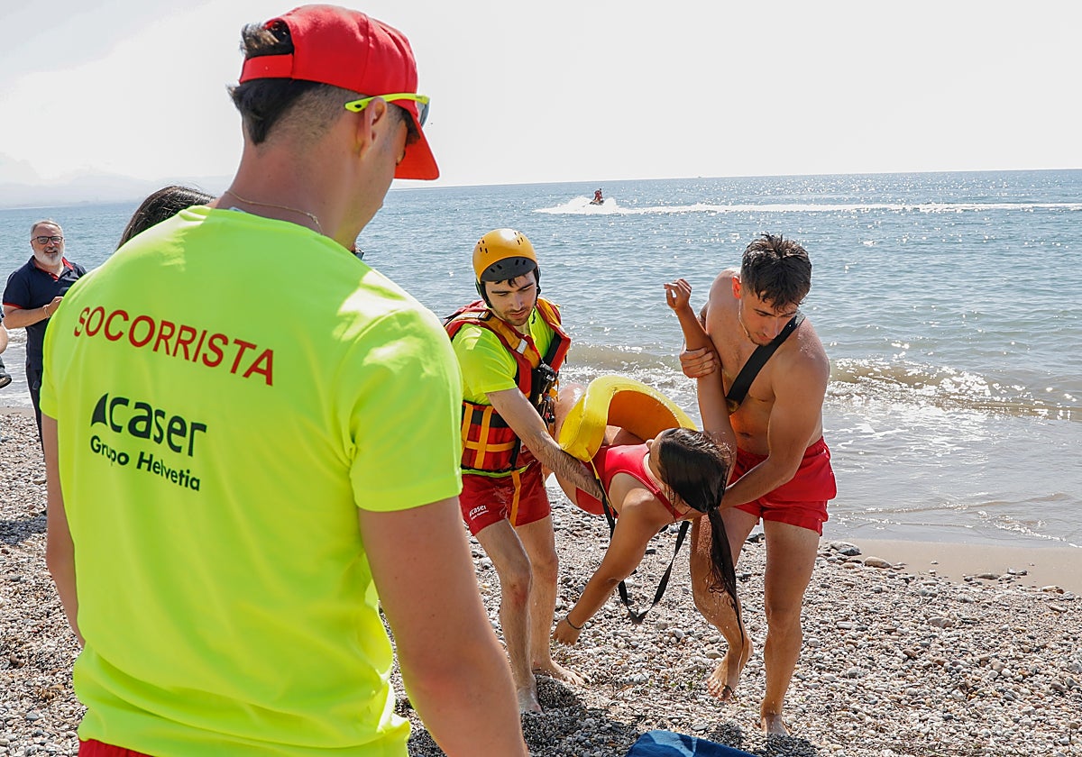 Simulacro de salvamento a una bañista en la cala de Calnegre, en una imagen de archivo.