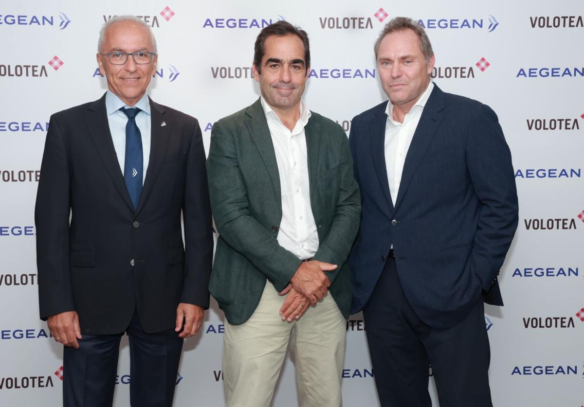 Dimitris Gerogiannis, CEO de Aegean Airlines, el murciano Carlos Muñoz, CEO y fundador de Volotea, y Eftichios Vassilakis, presidente de Aegean Airlines.