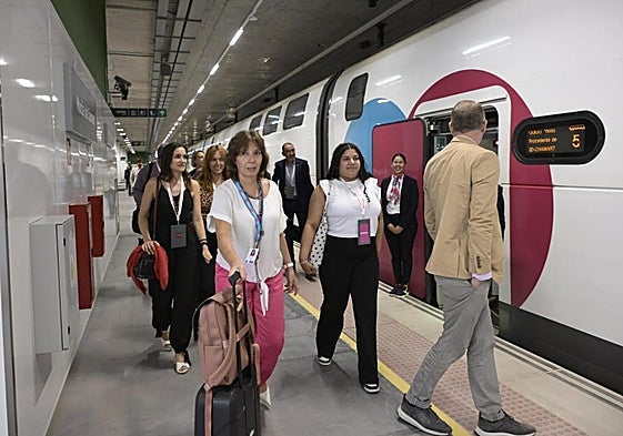Pasajeros del viaje inaugural de Ouigo, este miércoles, en la estación de El Carmen de Murcia.