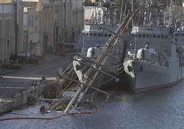 Estado del velero 'Gure Izar', a medio hundir, este martes en Cartagena.