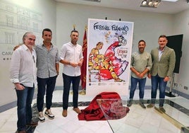 Miguel Ángel Orengo, Álvaro Peña, autor del cartel; el alcalde José Francisco García, el edil Joaquín Zaplana, y el guitarrista Carlos Piñana, ayer.