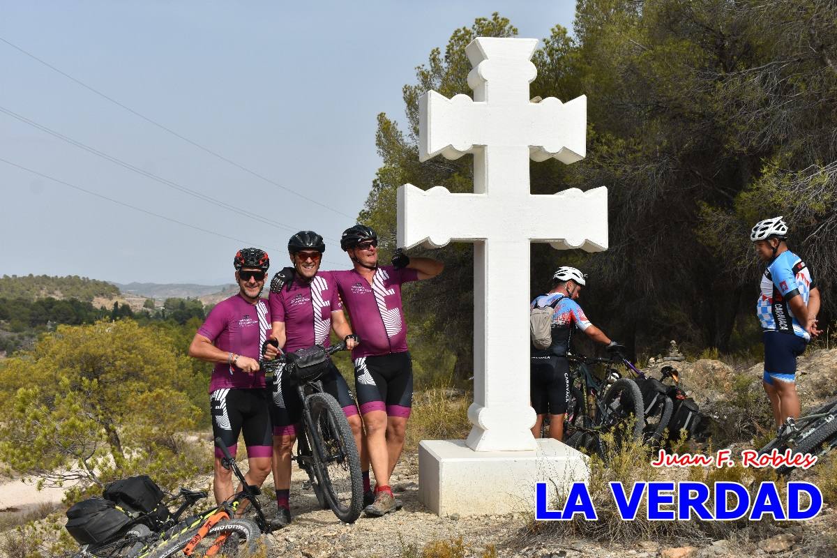 Pedaleando cientos de kilómetros para rezar ante la Vera Cruz de Caravaca