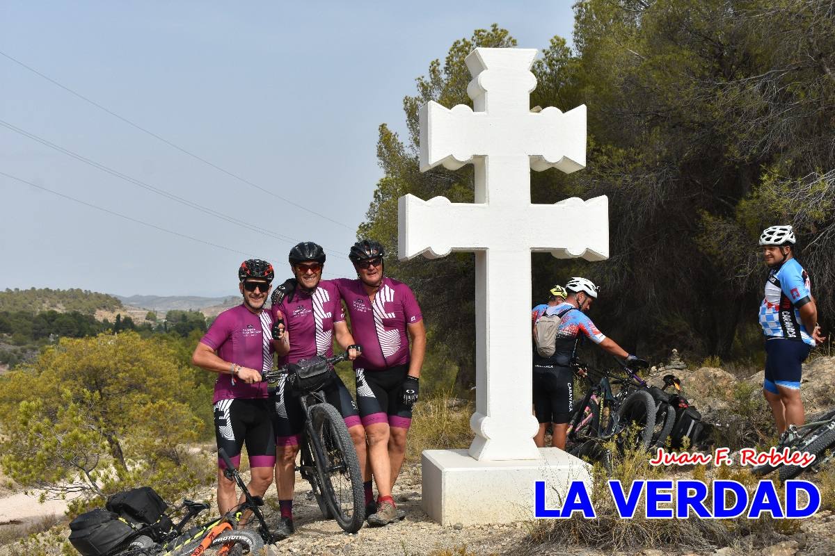 Pedaleando cientos de kilómetros para rezar ante la Vera Cruz de Caravaca