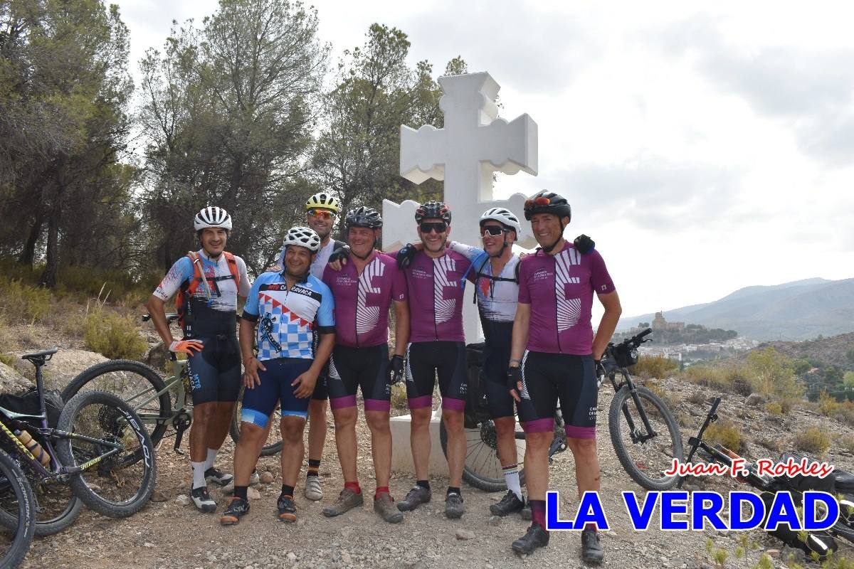 Pedaleando cientos de kilómetros para rezar ante la Vera Cruz de Caravaca