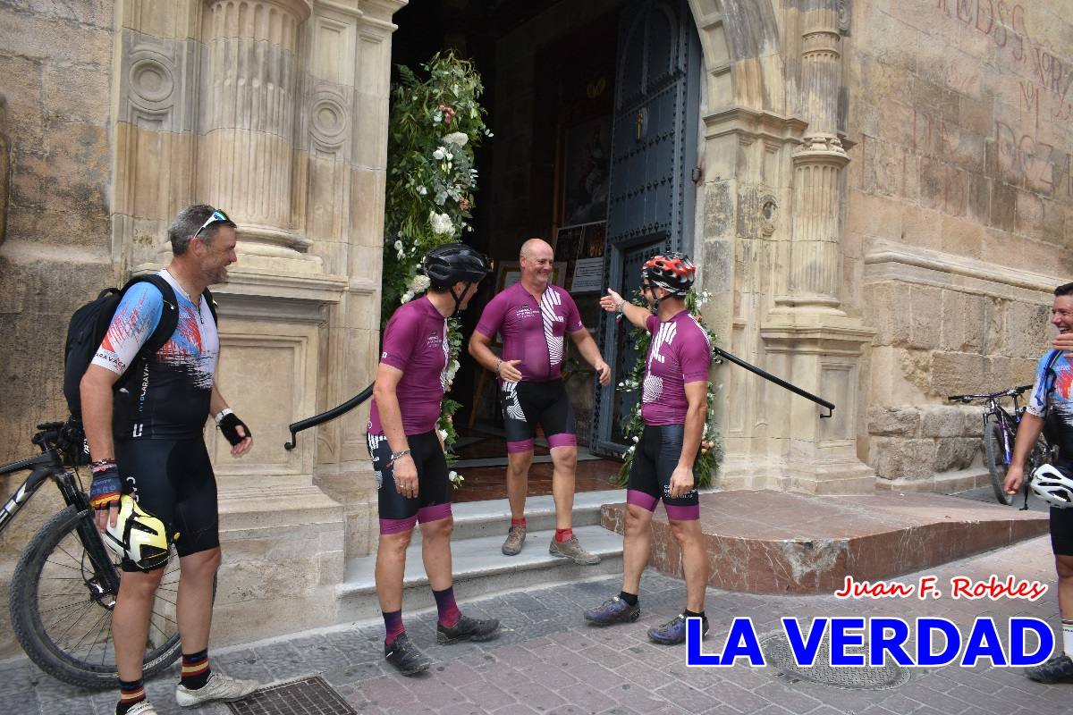 Pedaleando cientos de kilómetros para rezar ante la Vera Cruz de Caravaca