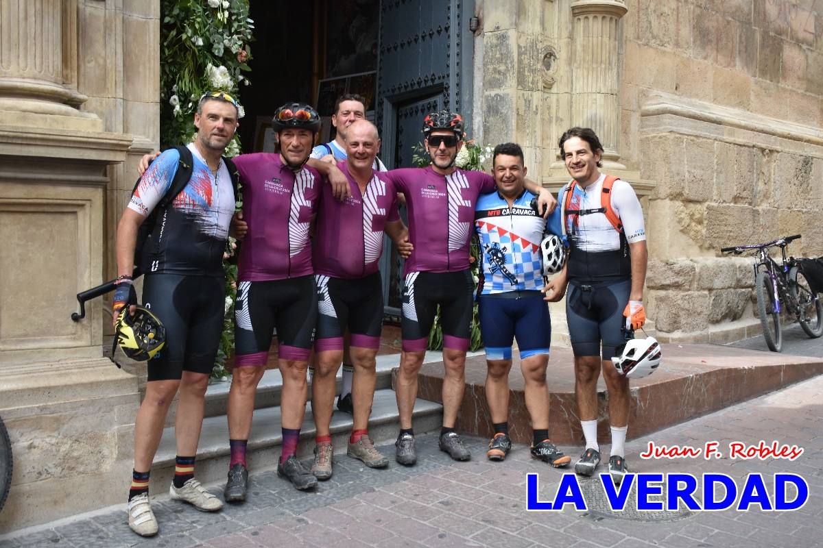 Pedaleando cientos de kilómetros para rezar ante la Vera Cruz de Caravaca