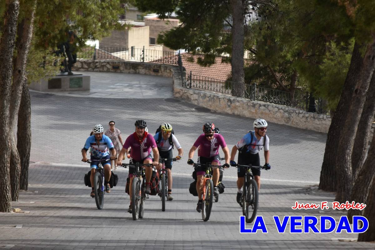 Pedaleando cientos de kilómetros para rezar ante la Vera Cruz de Caravaca