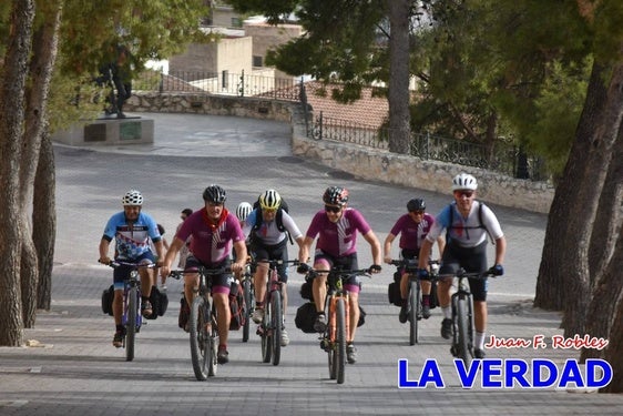 Los ciclistas subiendo la Cuesta del Castillo