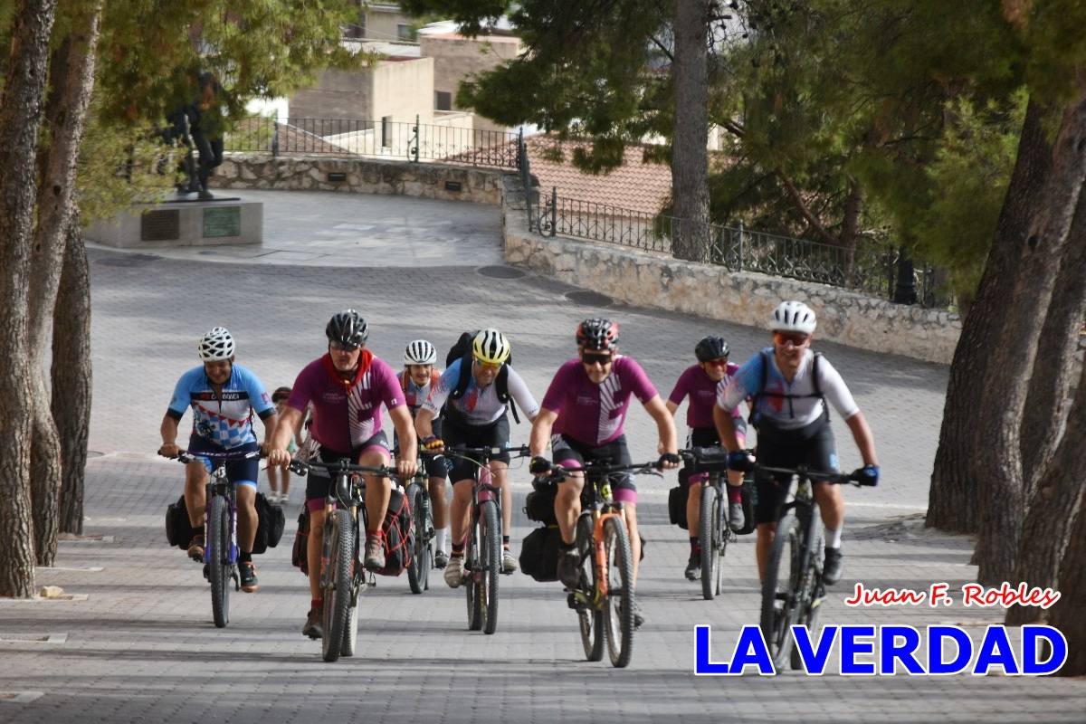 Pedaleando cientos de kilómetros para rezar ante la Vera Cruz de Caravaca