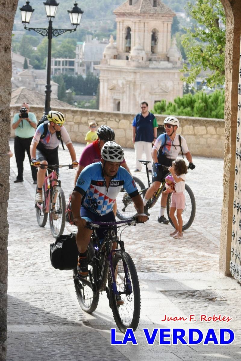 Pedaleando cientos de kilómetros para rezar ante la Vera Cruz de Caravaca