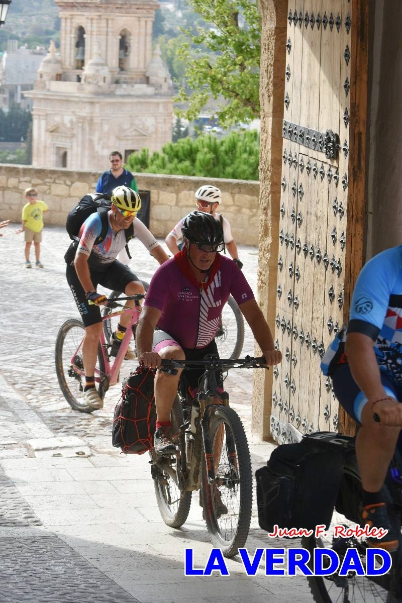 Pedaleando cientos de kilómetros para rezar ante la Vera Cruz de Caravaca