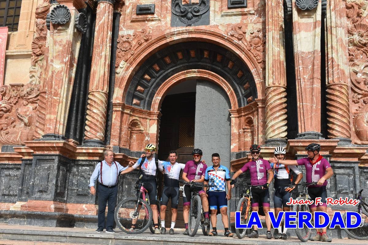 Pedaleando cientos de kilómetros para rezar ante la Vera Cruz de Caravaca