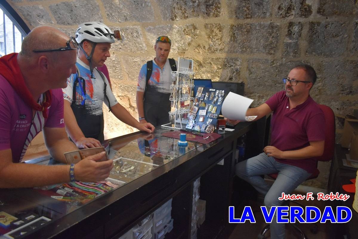 Pedaleando cientos de kilómetros para rezar ante la Vera Cruz de Caravaca