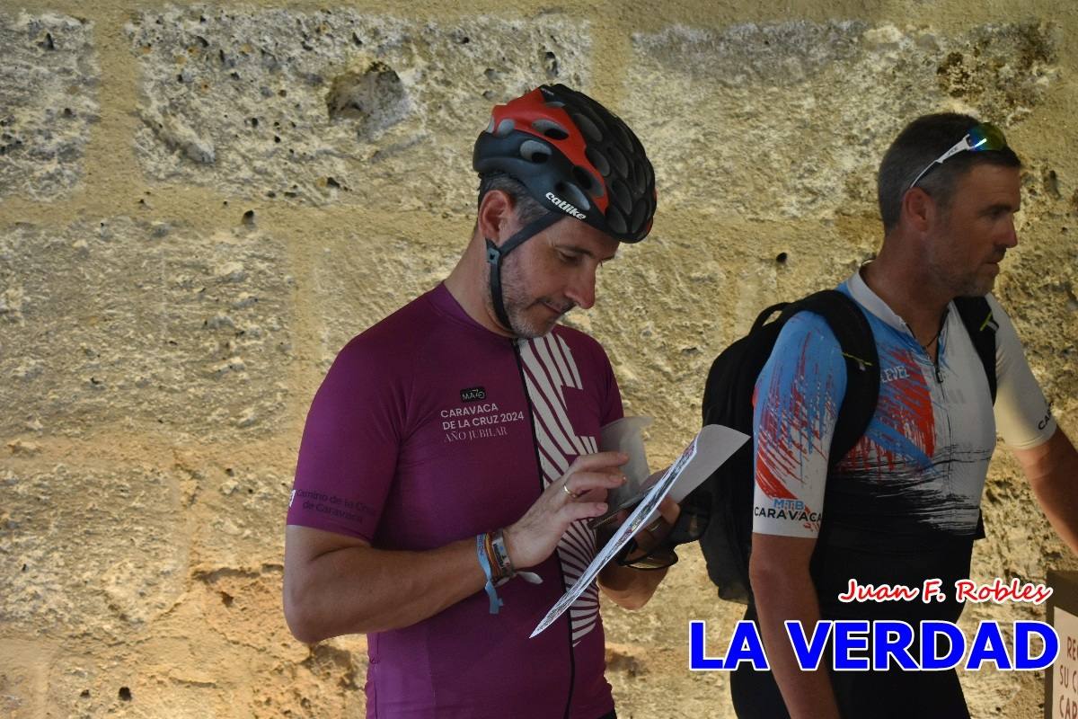 Pedaleando cientos de kilómetros para rezar ante la Vera Cruz de Caravaca