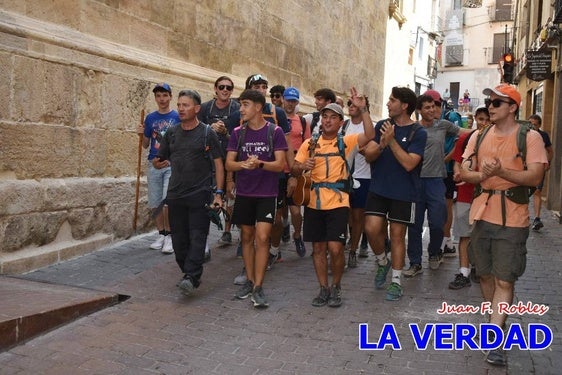 Los jóvenes llegando a la iglesia de El Salvador