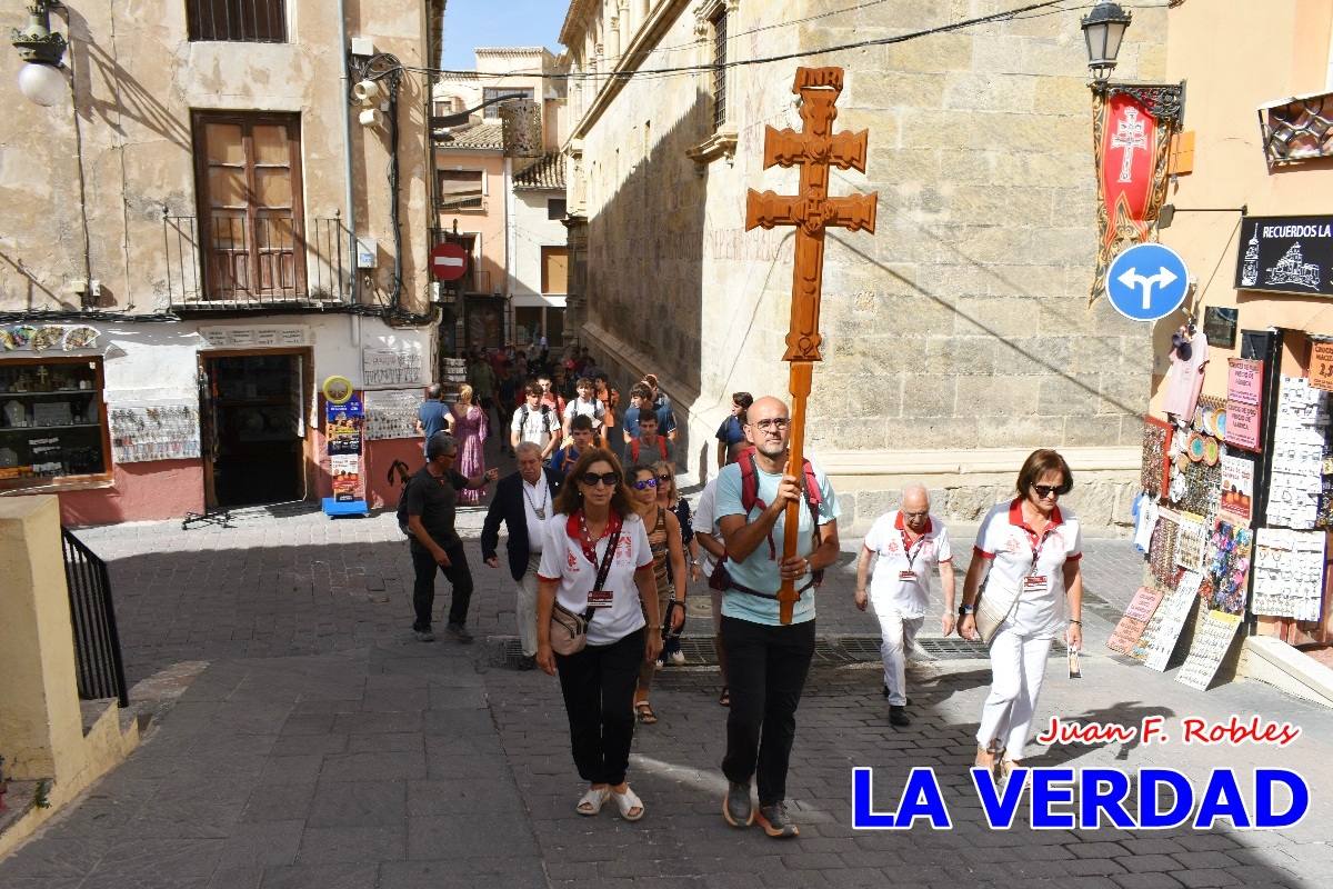 Una veintena de jóvenes peregrinan caminando hasta la basílica de la Vera Cruz