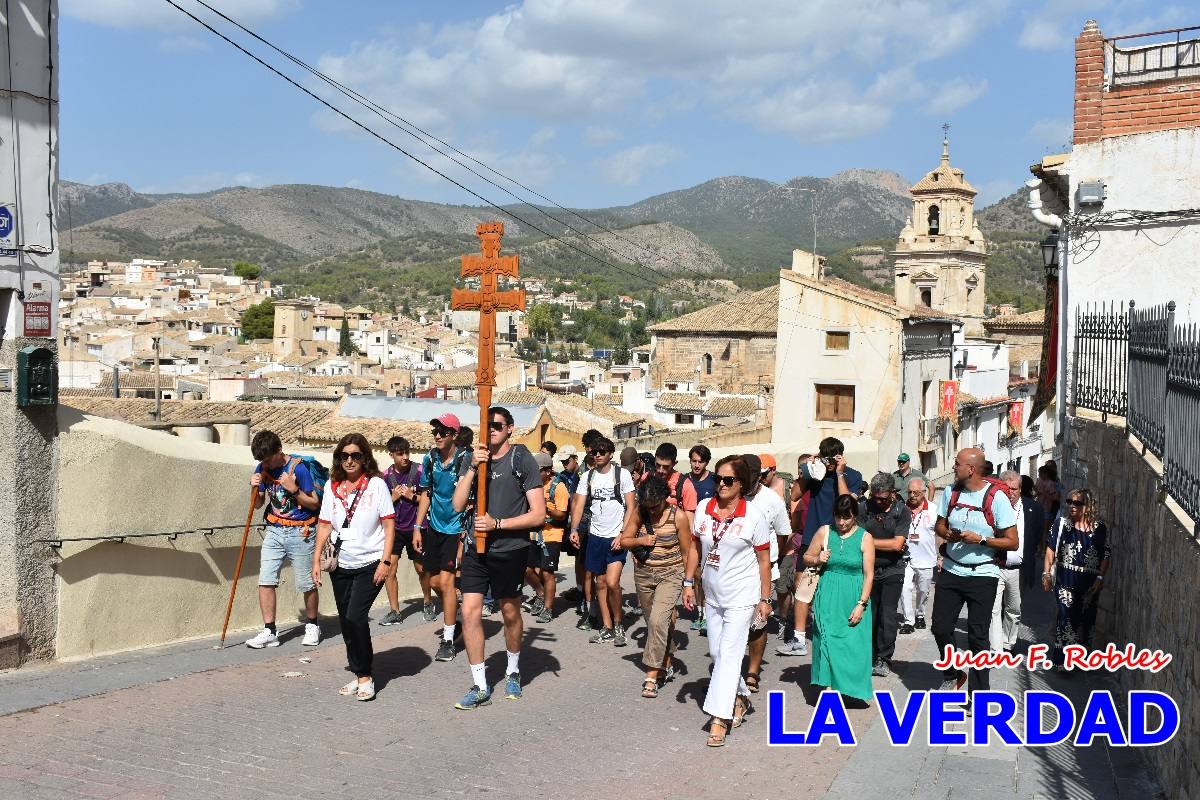 Una veintena de jóvenes peregrinan caminando hasta la basílica de la Vera Cruz