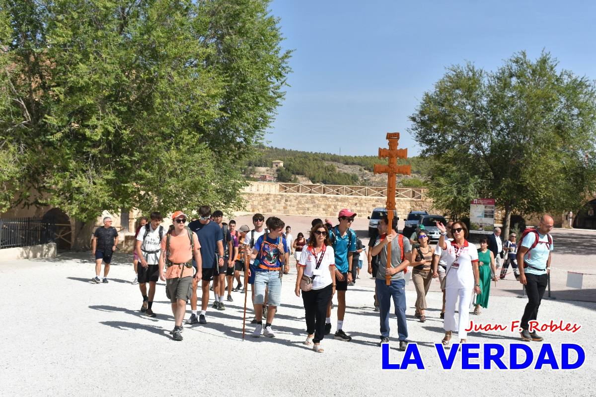 Una veintena de jóvenes peregrinan caminando hasta la basílica de la Vera Cruz