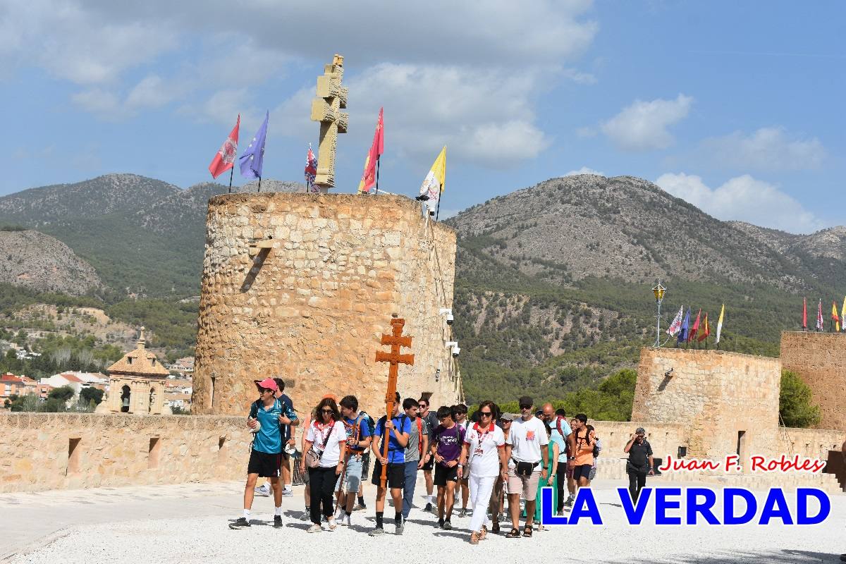 Una veintena de jóvenes peregrinan caminando hasta la basílica de la Vera Cruz