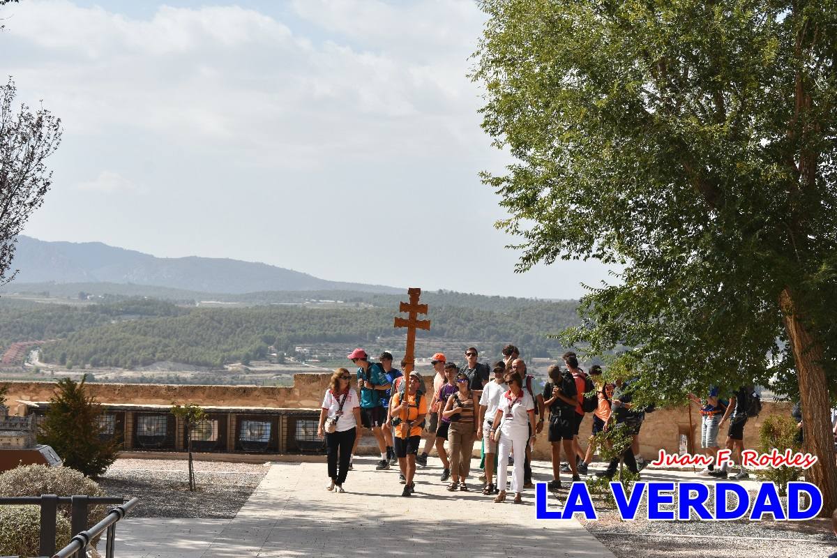 Una veintena de jóvenes peregrinan caminando hasta la basílica de la Vera Cruz