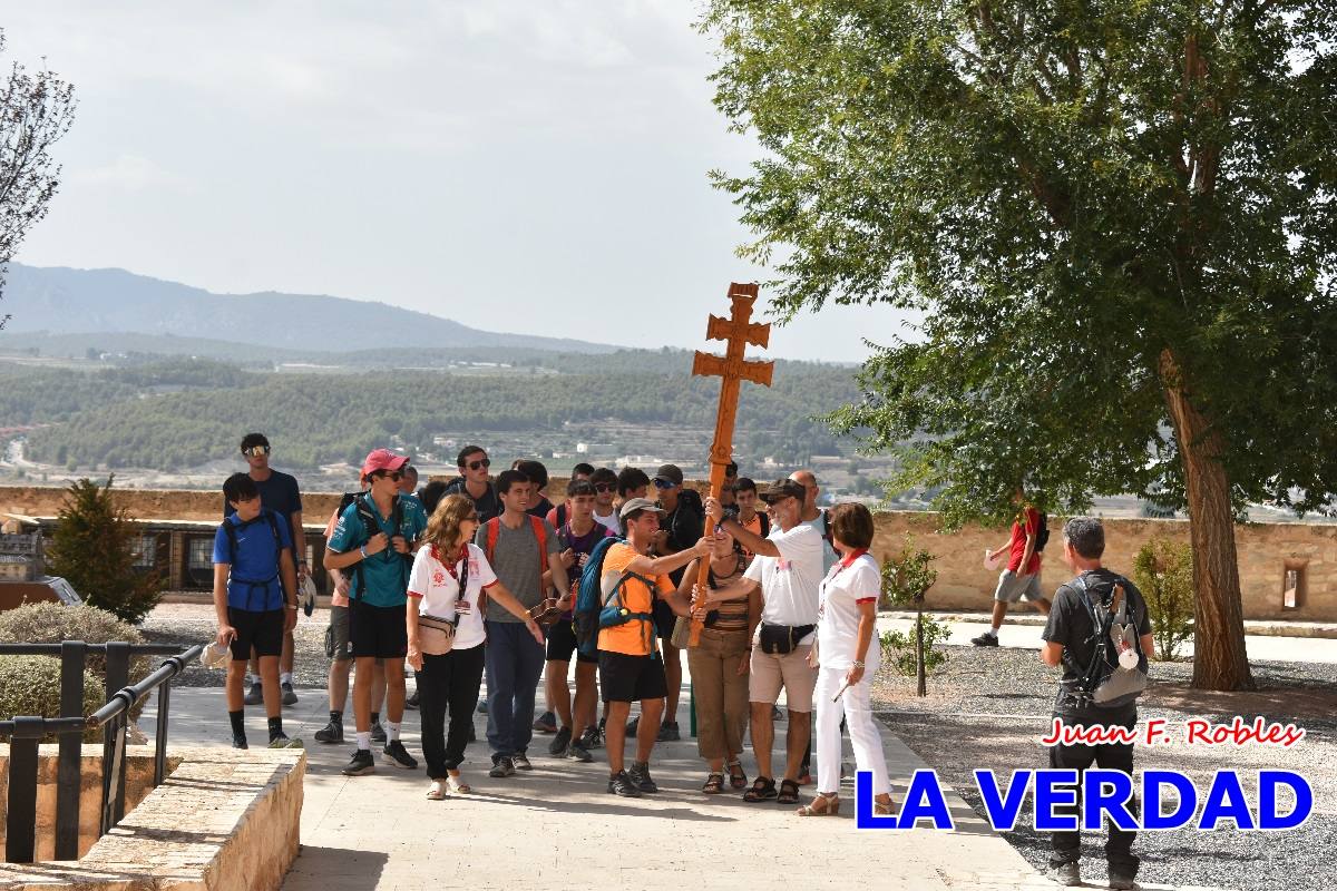 Una veintena de jóvenes peregrinan caminando hasta la basílica de la Vera Cruz