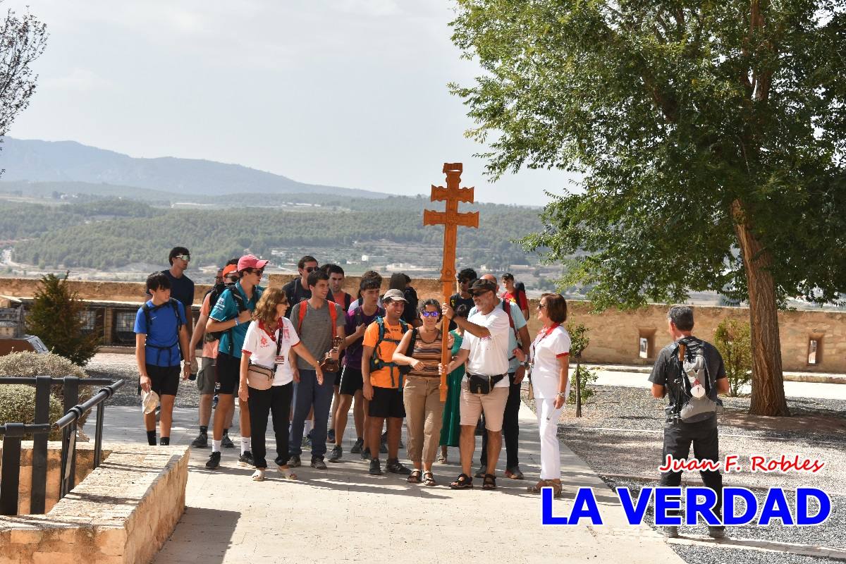 Una veintena de jóvenes peregrinan caminando hasta la basílica de la Vera Cruz