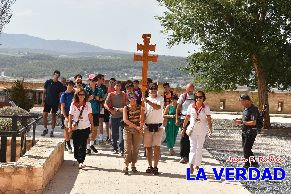 Una veintena de jóvenes peregrinan caminando hasta la basílica de la Vera Cruz