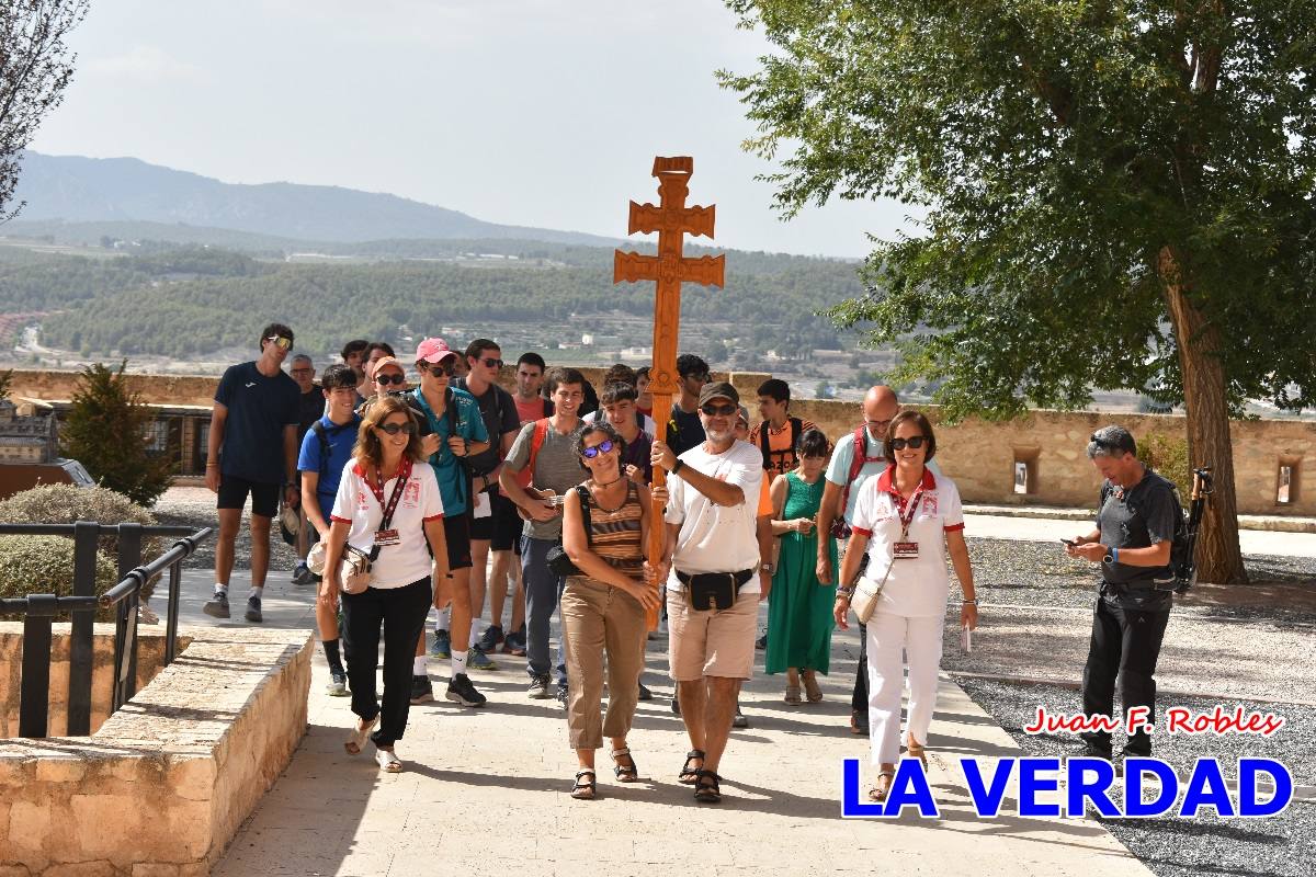 Una veintena de jóvenes peregrinan caminando hasta la basílica de la Vera Cruz