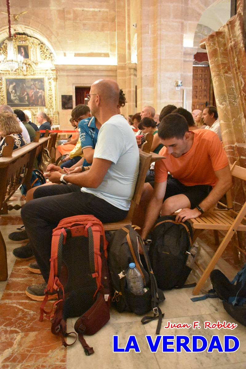 Una veintena de jóvenes peregrinan caminando hasta la basílica de la Vera Cruz