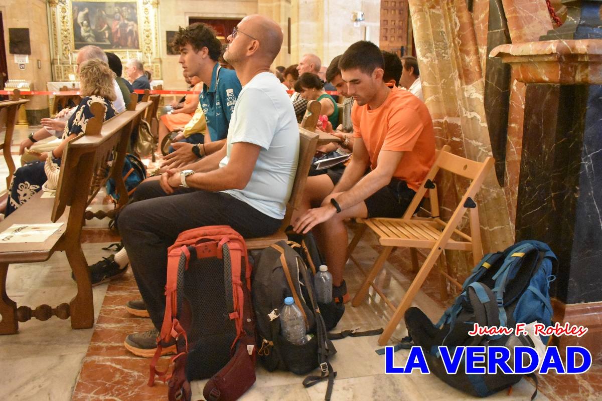 Una veintena de jóvenes peregrinan caminando hasta la basílica de la Vera Cruz