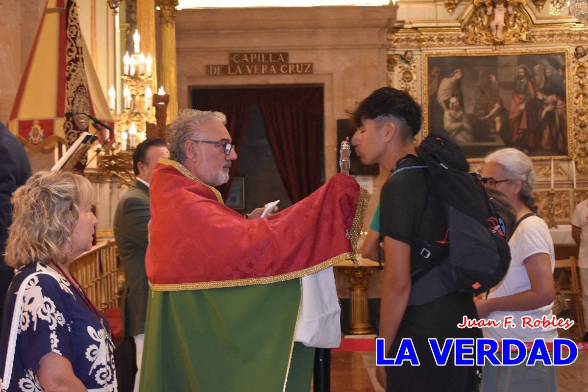 Una veintena de jóvenes peregrinan caminando hasta la basílica de la Vera Cruz