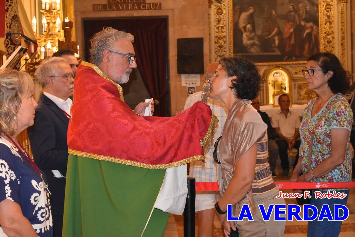 Una veintena de jóvenes peregrinan caminando hasta la basílica de la Vera Cruz