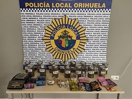 Droga y objetos intervenidos durante el registro del club cannábico.