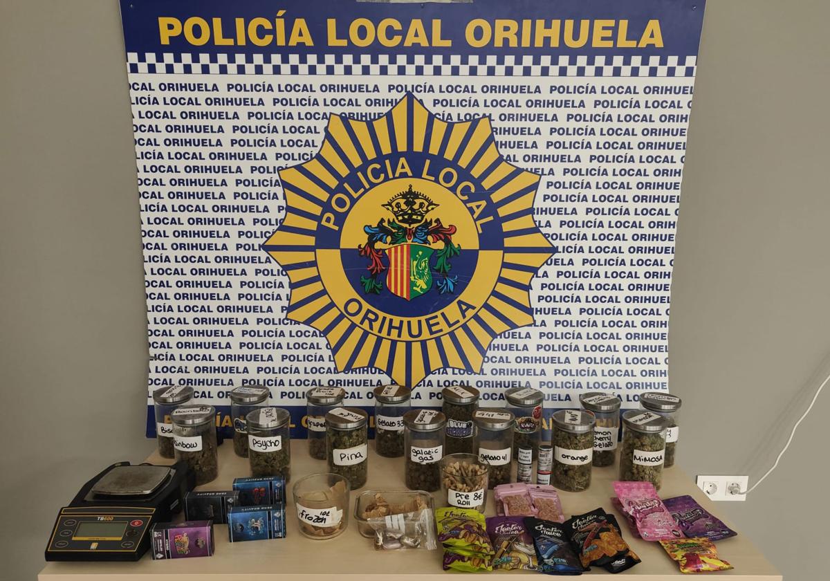 Droga y objetos intervenidos durante el registro del club cannábico.