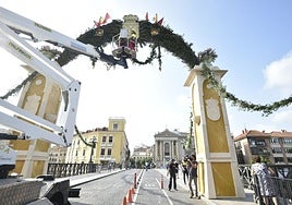 Instalación del arco floral, este miércoles, en el Puente Viejo de Murcia.