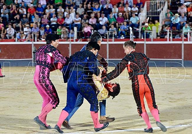 César Pacheco, llevado en volandas por banderilleros y la cuadrilla.