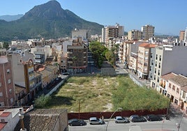 Vista aérea del solar del centro de Cieza conocido como la 'manzana del cocodrilo'.
