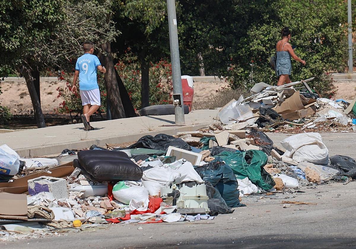 Escombros y restos de mobiliario en una calle de la costa.