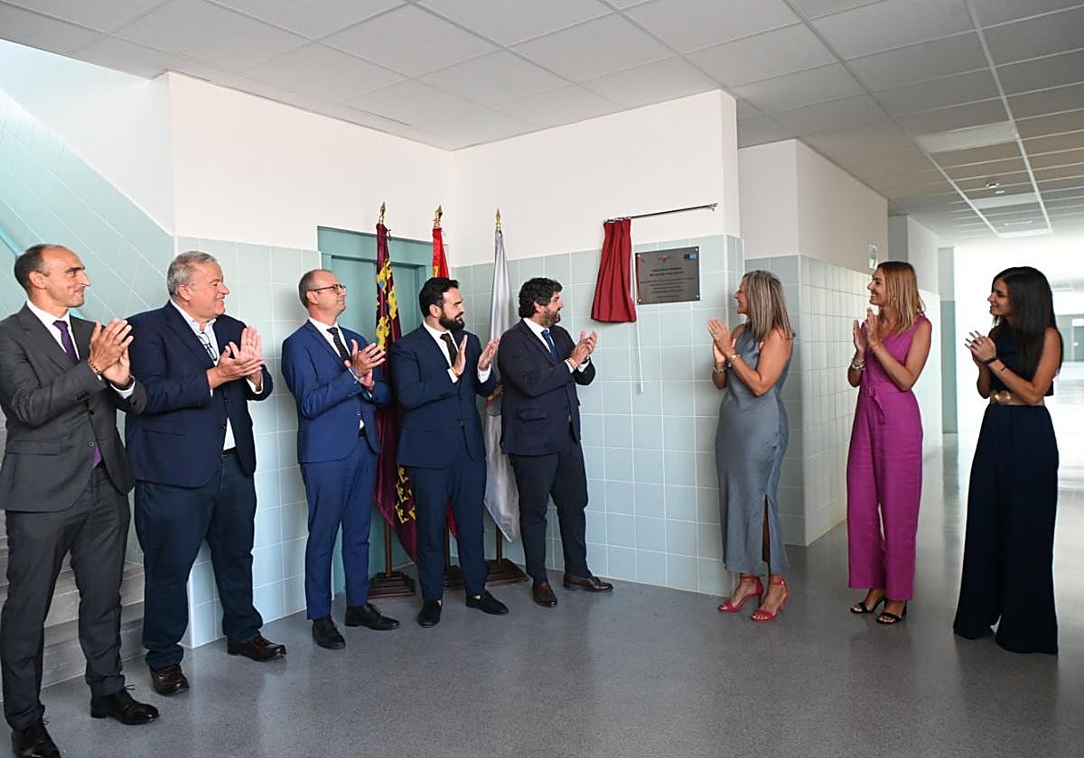 Autoridades y docentes, ayer, en la inauguración del pabellón.