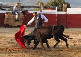 Pepín Liria probándose en un tentadero en la ganadería de Victoriano del Río.