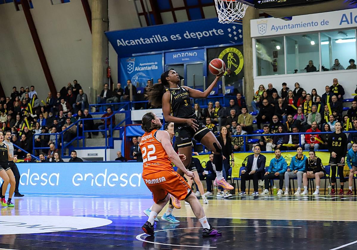 Un lance del último Hozono Global Jairis-Valencia de liga, disputado el pasado mes de marzo en el Fausto Vicent de Alcantarilla.