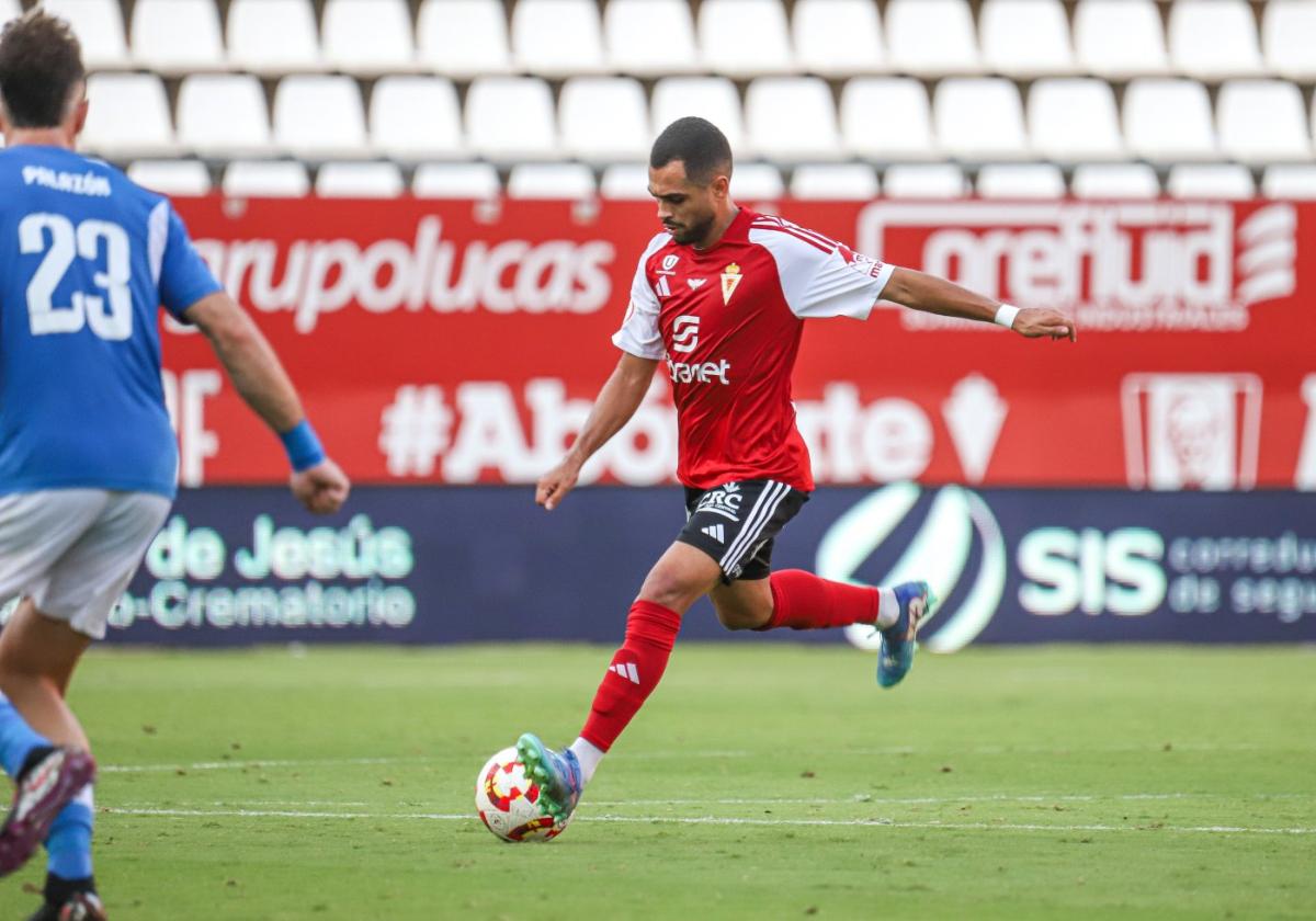 Moha, centrocampista del Real Murcia, se dispone a golpear el balón en su debut ante el Molinense en Copa Federación.