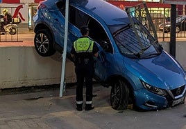 El vehículo quedó atrapado en una valla y descolgado del muro con el que colisionó.
